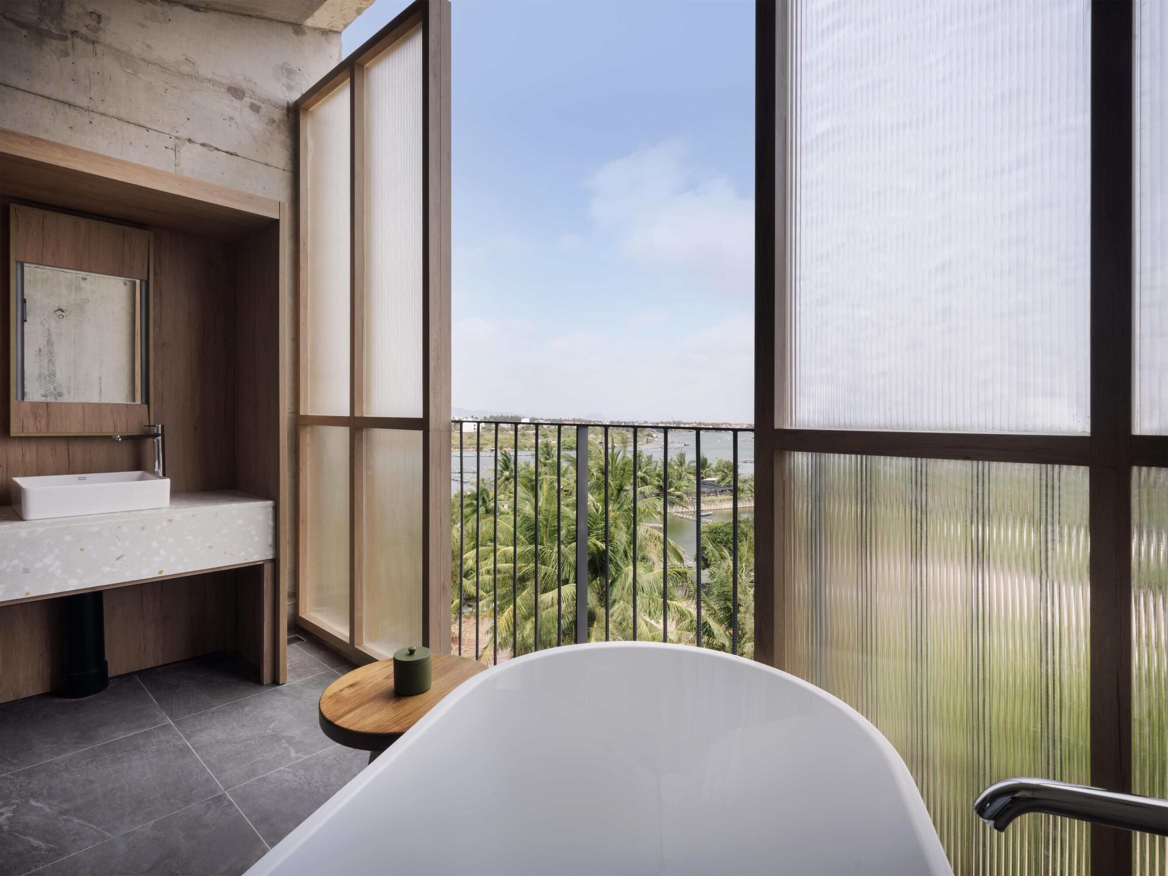 Premium Suite, 1 King Bed (Riverside View) | Bathroom