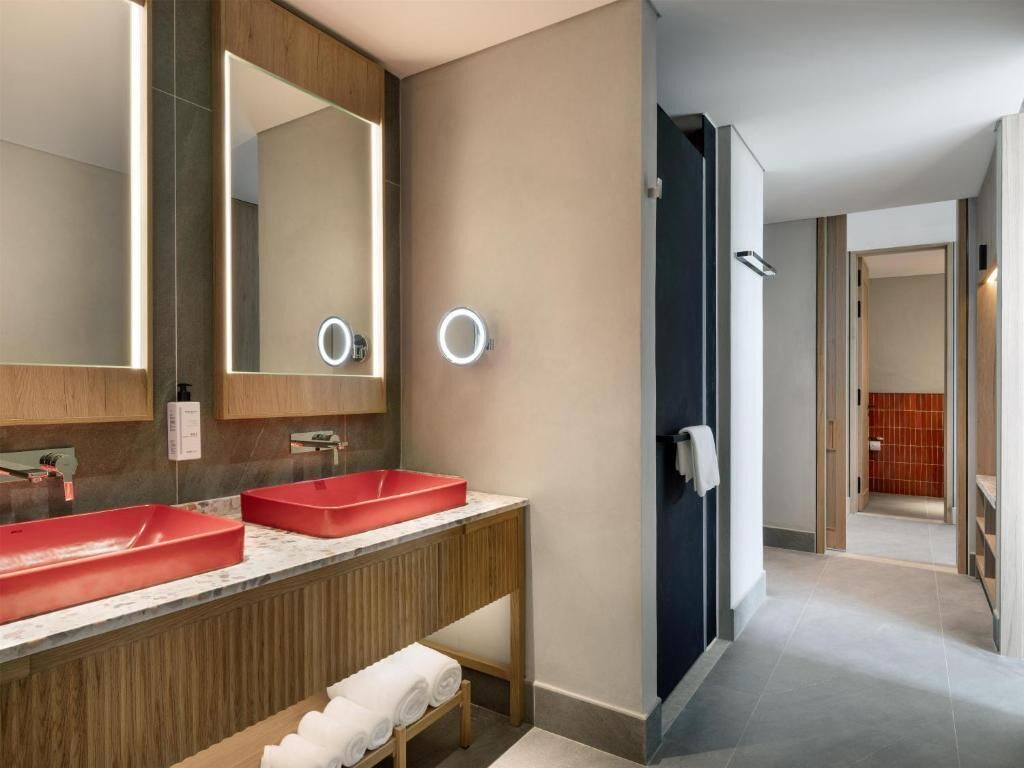 Quarto premium (Riverside) | Banheiro | Chuveiro, chuveiro com efeito de chuva, produtos de toalete grátis 