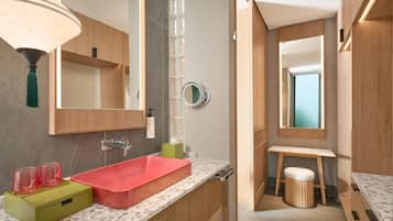 Shower, rainfall showerhead, free toiletries, hair dryer