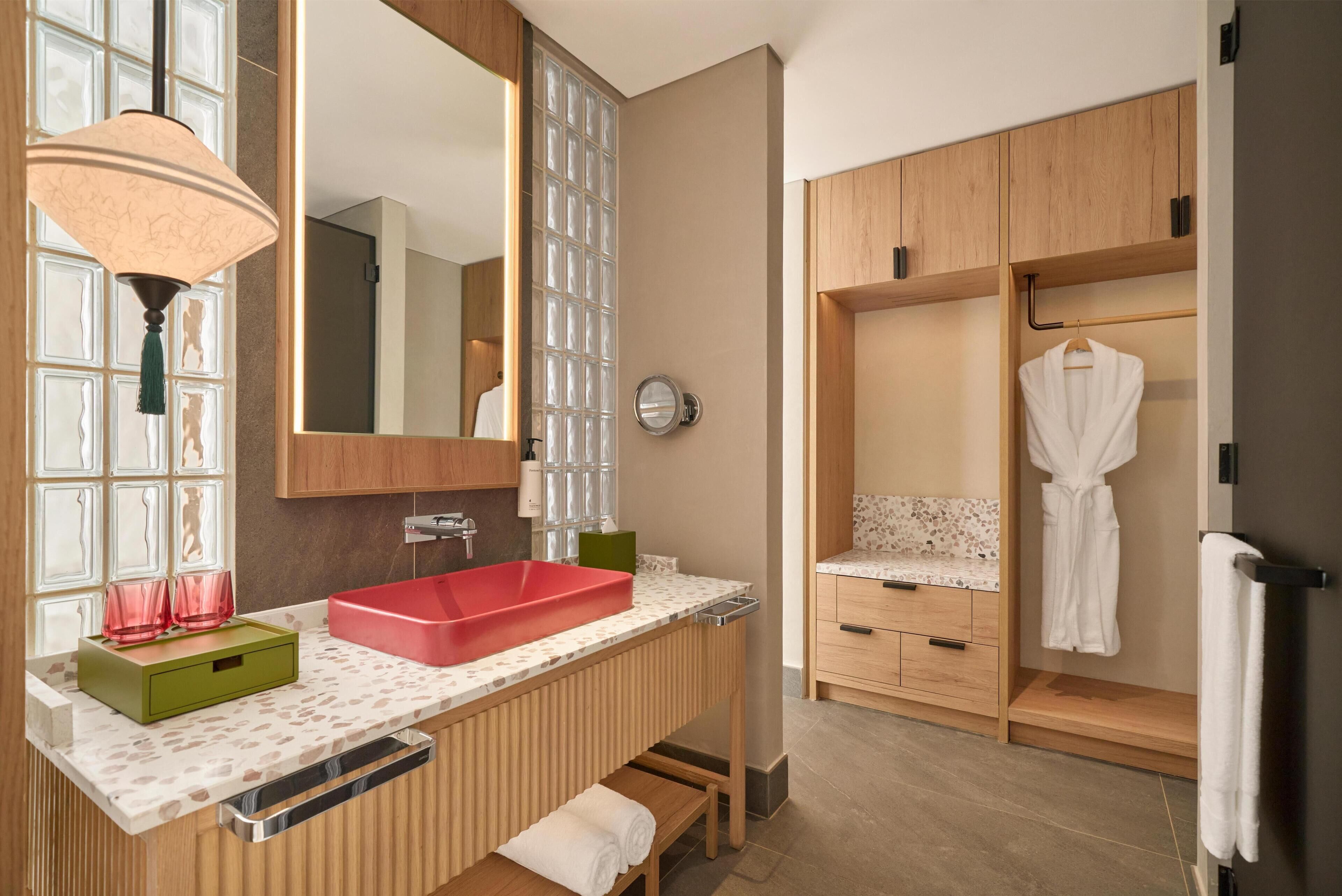 Shower, rainfall showerhead, free toiletries, hair dryer