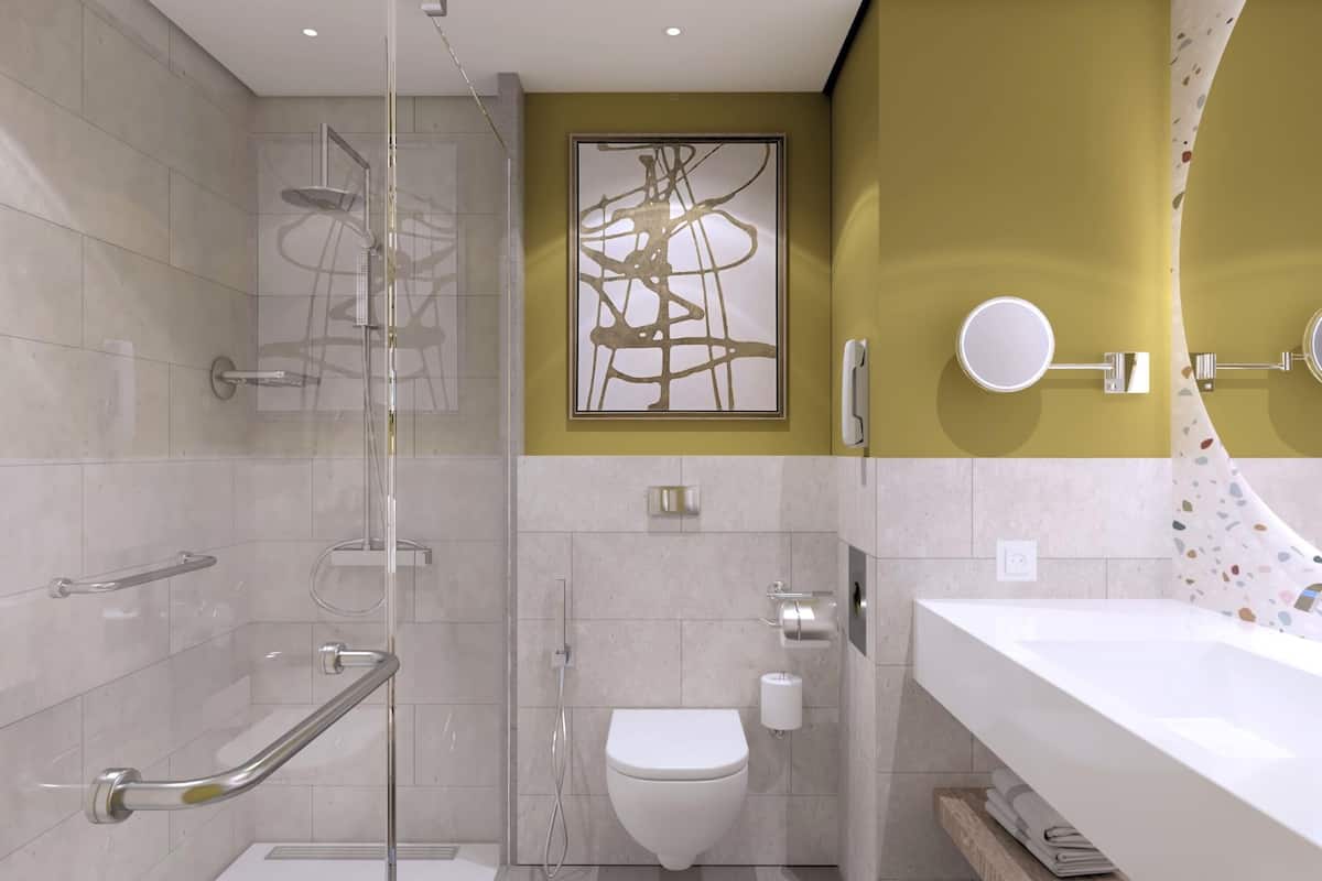 Ein modernes Badezimmer mit Duschkabine aus Glas, Toilette und Waschbecken mit Spiegel.