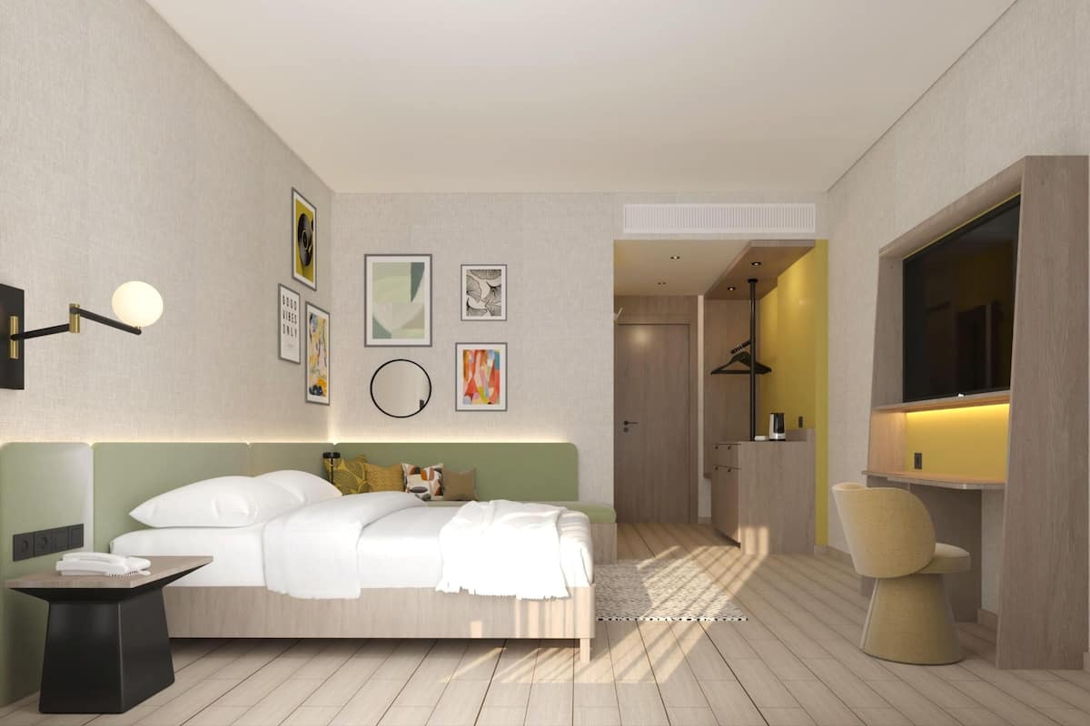 Ein modernes Schlafzimmer mit Bett, Nachttisch, Wandbild und Fernseher.