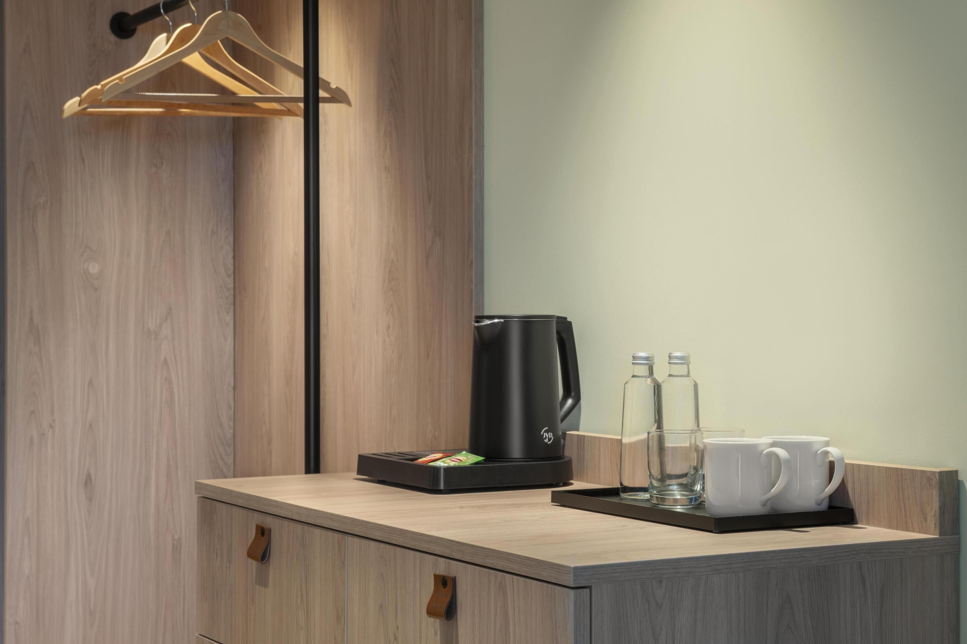 Minibar, escritorio, espacio para trabajar con un portátil