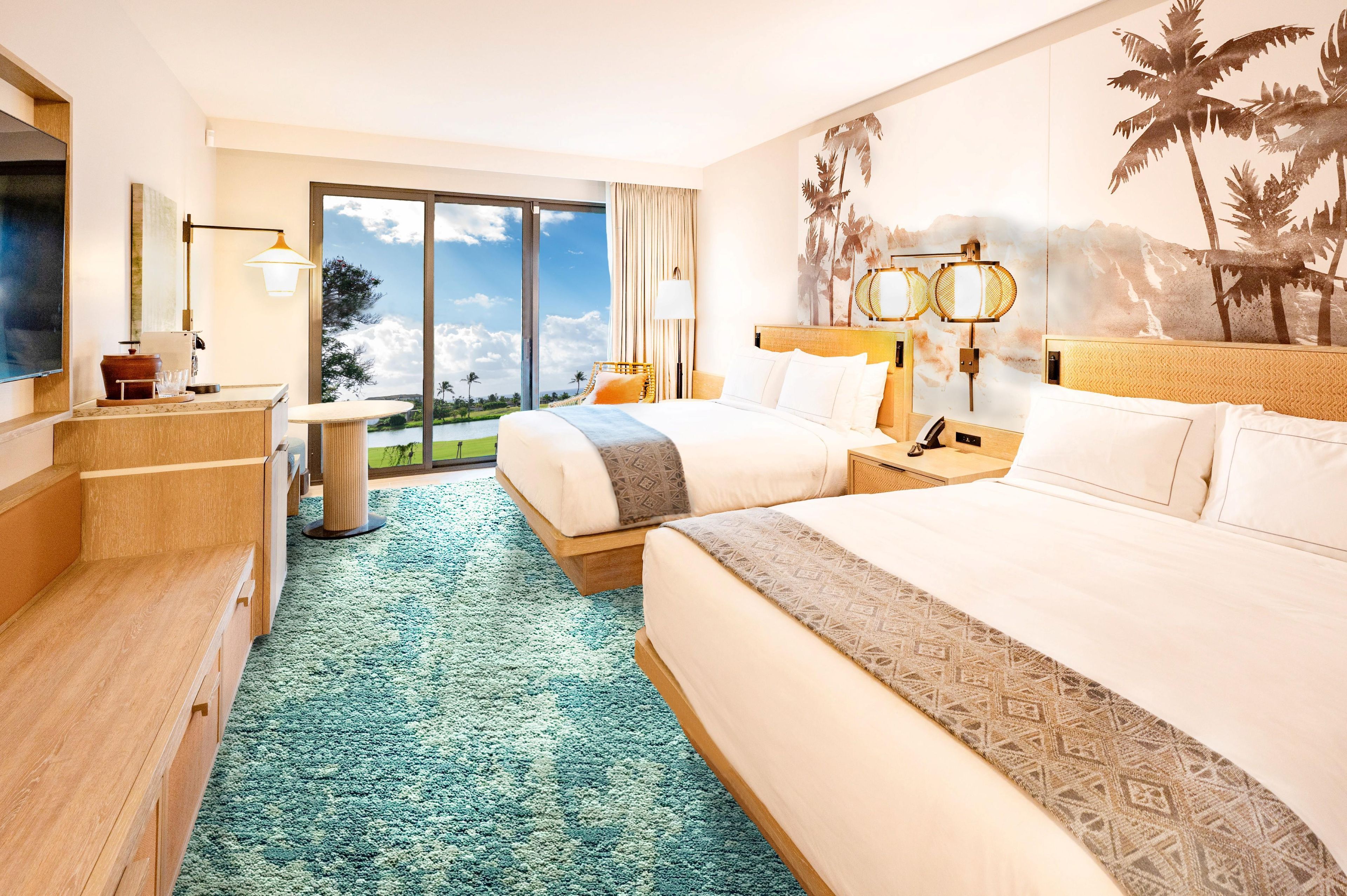 Habitación de hotel con dos camas, un escritorio, una silla, un ventanal con vistas y un mural tropical.