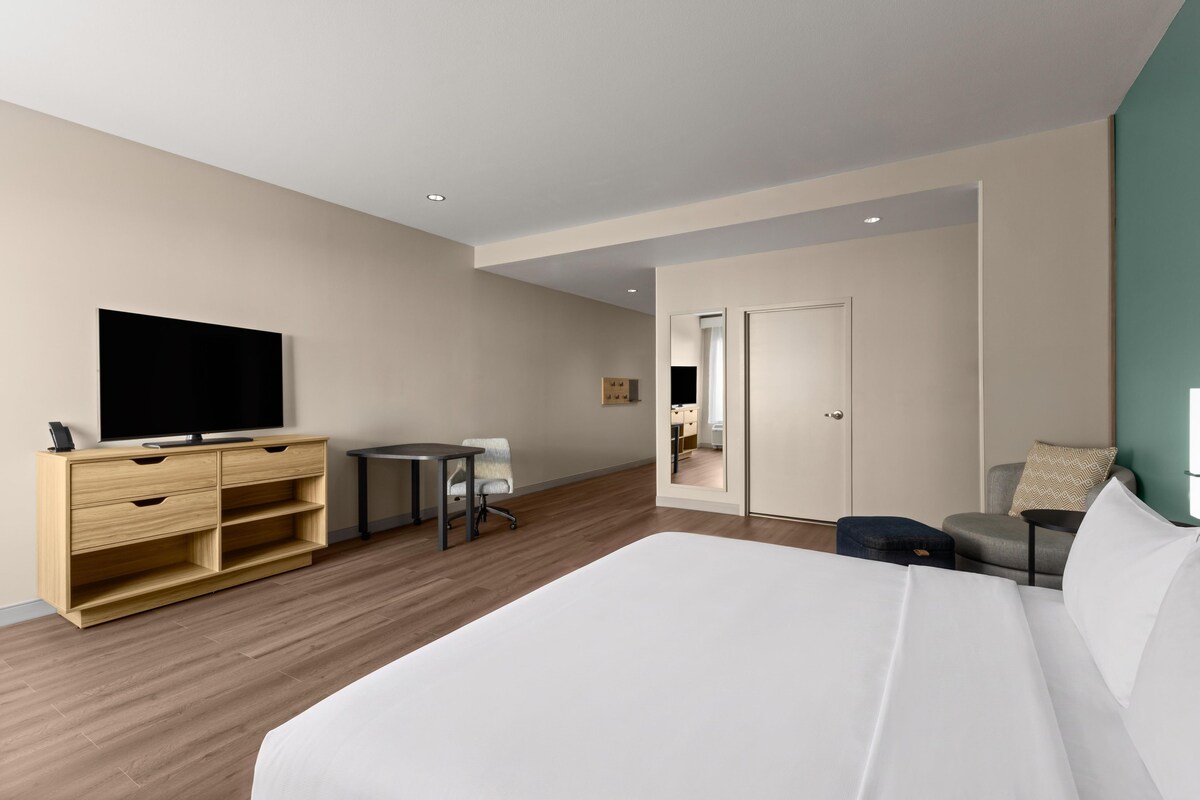 Suíte, 1 cama King, acessível (Mobility & Hearing, Roll-in Shower) | Escrivaninha, espaço de trabalho para notebook, cortinas blackout