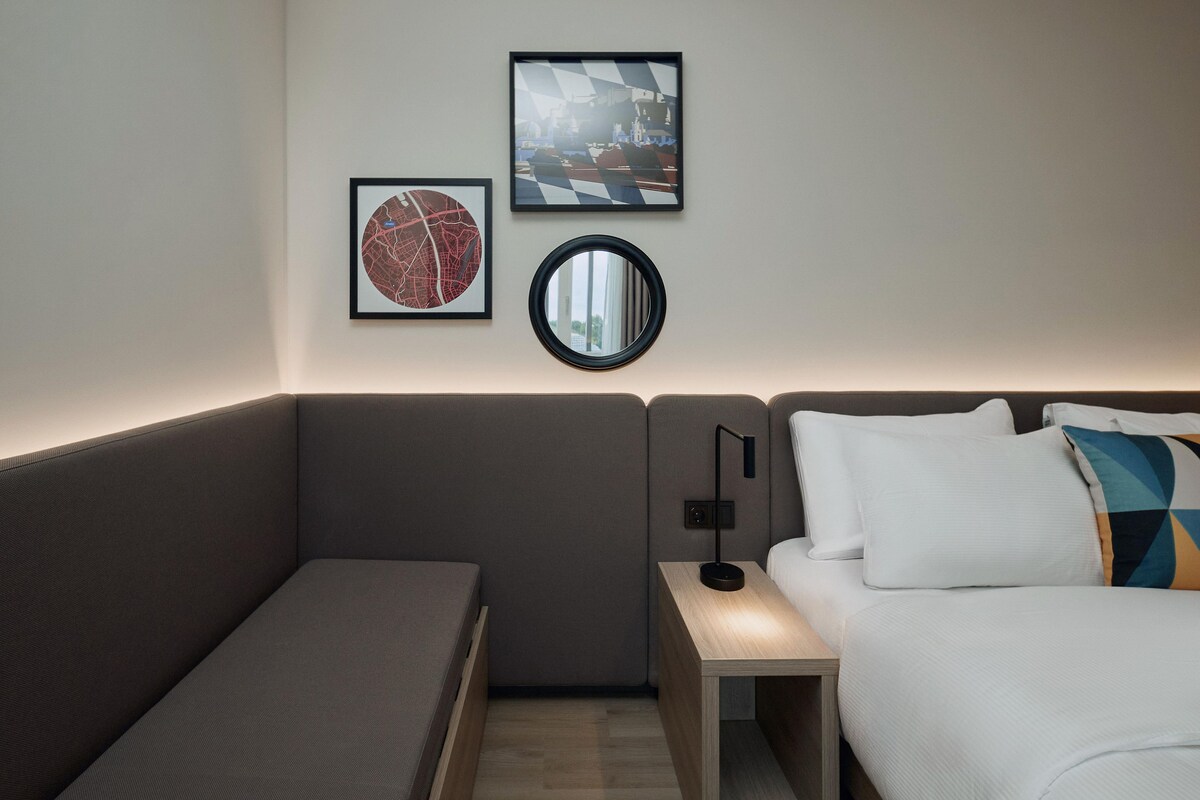Habitación, 1 cama de matrimonio con sofá cama | Zona de estar | Televisión LED de 65 pulgadas con canales por satélite