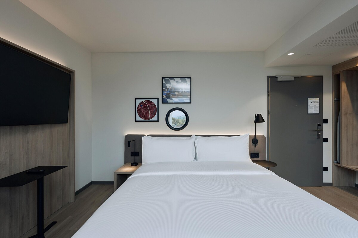 Ropa de cama hipoalergénica, minibar, tabla de planchar con plancha