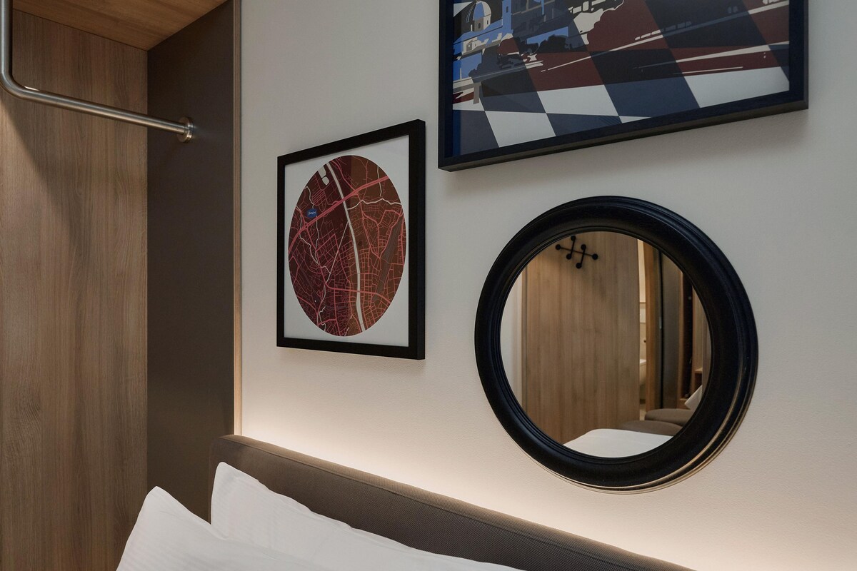 Ropa de cama hipoalergénica, minibar, tabla de planchar con plancha