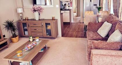 Modern & Spacious 40ft Caravan Sleeps 6, Luxury!