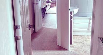 Modern & Spacious 40ft Caravan Sleeps 6, Luxury!