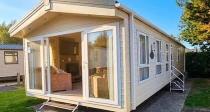 Modern & Spacious 40ft Caravan Sleeps 6, Luxury!
