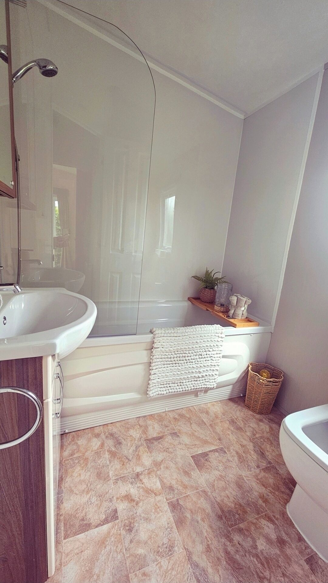 Combined shower/bathtub, deep-soaking bathtub, hair dryer
