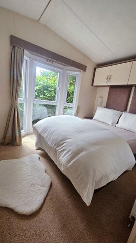 Modern & Spacious 40ft Caravan Sleeps 6, Luxury!