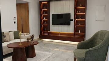 Apartment, 2 Bedrooms, Accessible, Smoking | Living room