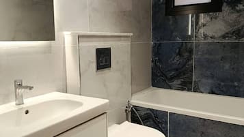 Apartment, 2 Bedrooms, Accessible, Smoking | Bathroom