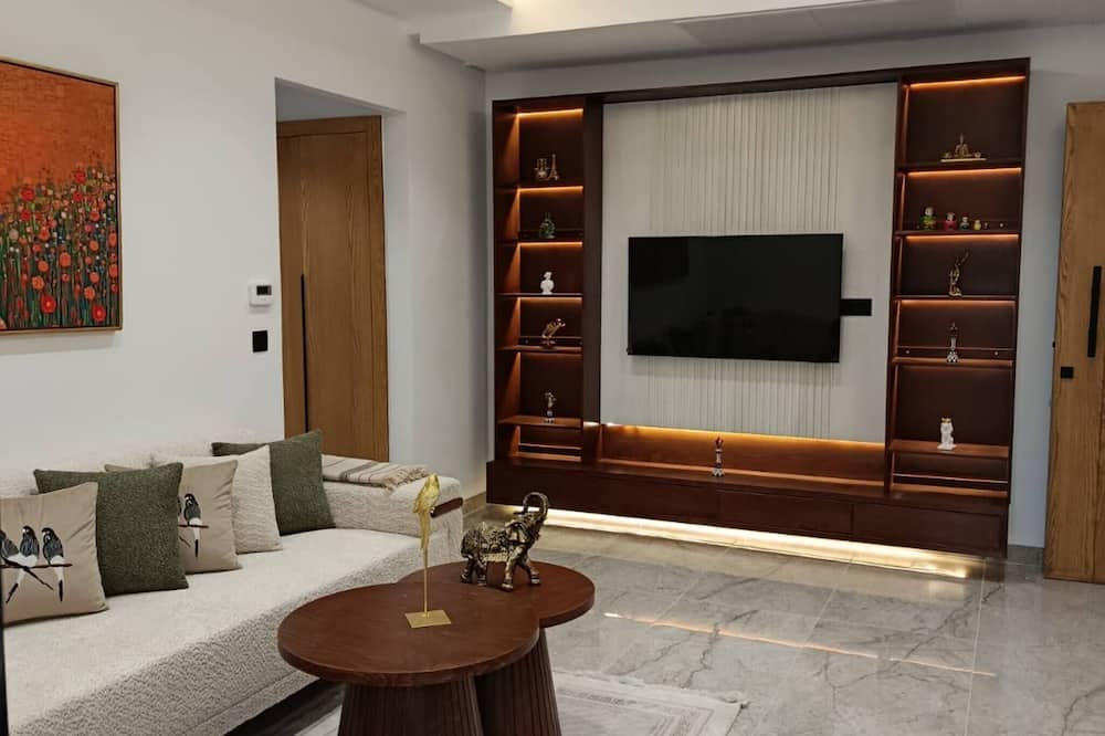 Charming 2-bedroom Apartment in Tunis With City Views