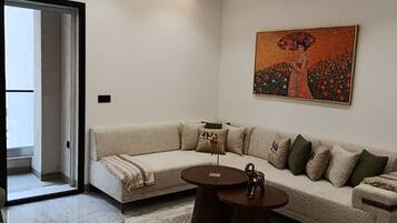 Apartment, 2 Bedrooms, Accessible, Smoking | Living room