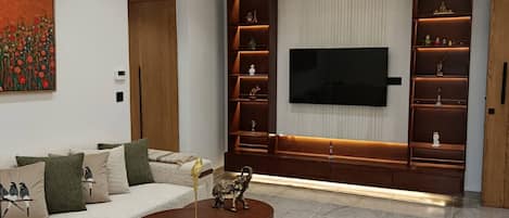 Apartment, 2 Bedrooms, Accessible, Smoking | Living room