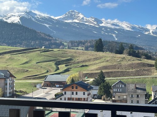 NEW - Charming T2 with view, village center, quiet and easy access.