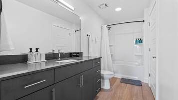Apartment, 2 Bedrooms, Non Smoking, Kitchen | Bathroom | Combined shower/tub, free toiletries, hair dryer, towels