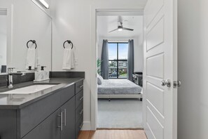 Departamento, 2 habitaciones, para no fumadores, cocina | Baño | Tina con regadera, amenidades de baño gratuitas, secadora de cabello 