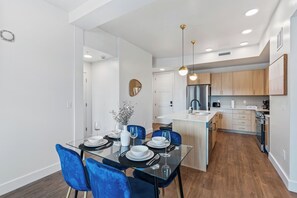 Apartment, 2 Bedrooms, Non Smoking, Kitchen | In-room dining - Mayehouse by Stylish Stays (Salt Lake City)