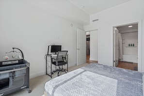 Departamento, 2 habitaciones, para no fumadores, cocina | Escritorio, espacio para trabajar con laptop y cortinas blackout