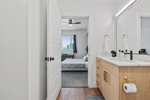 Appartement, 2 chambres, non-fumeurs, cuisine | Salle de bain | Ensemble douche/baignoire, articles de toilette gratuits, sèche-cheveux