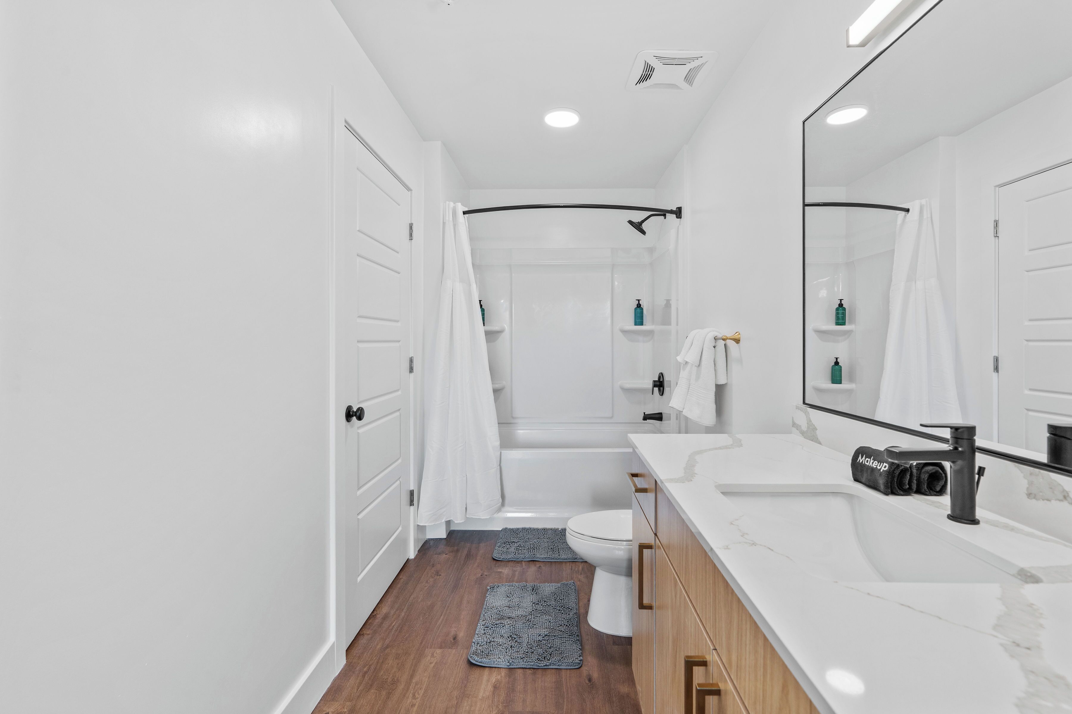 Ein modernes Badezimmer mit Dusche, Toilette und Waschbecken.