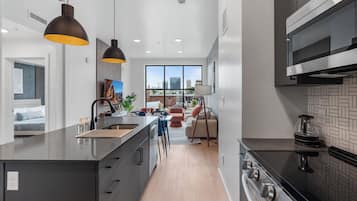 Apartamento, 2 quartos, para não fumantes, cozinha | Cozinha privada | Geladeira, micro-ondas, fogão, cooktop