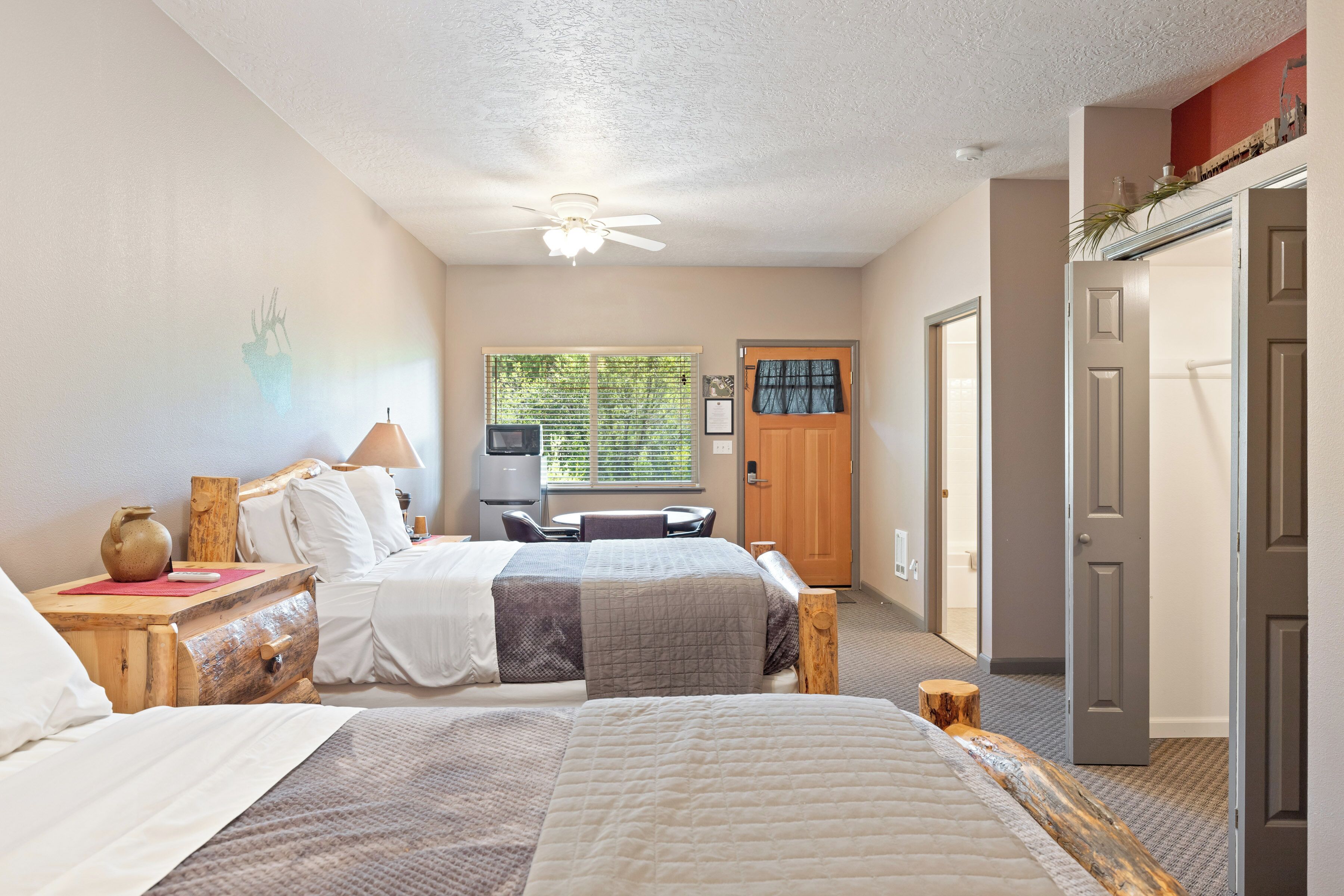 Tweepersoonskamer, 2 queensize bedden, uitzicht op rivier