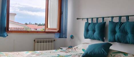 2 bedrooms, iron/ironing board, bed sheets