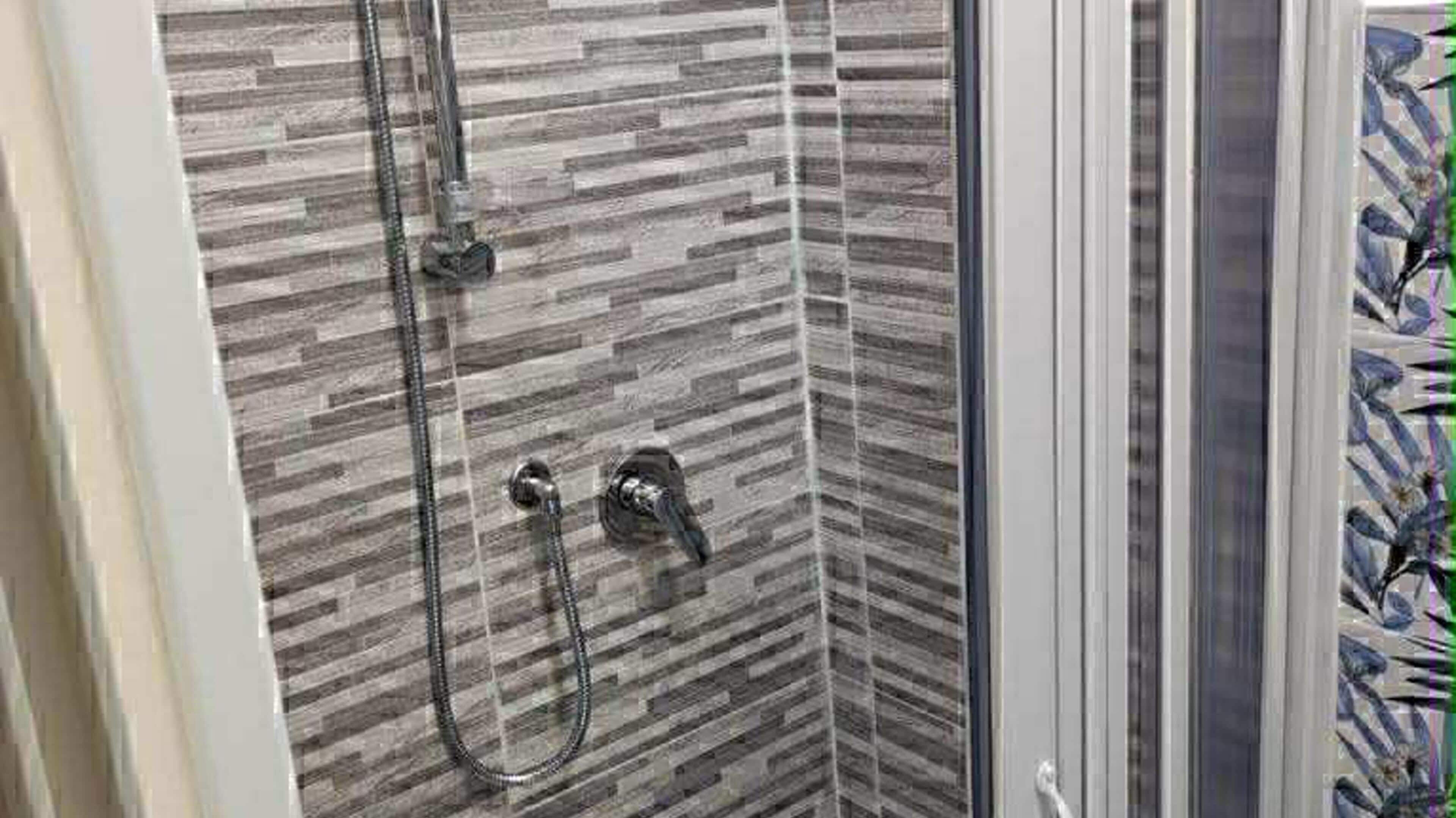 Sèche-cheveux, serviettes fournies, savon, papier toilette