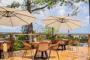 Outdoor dining - Cabin Vanilla 2-bedroom cabin / Jacuzzi / Romantic Nature Escape (Las Terrenas)