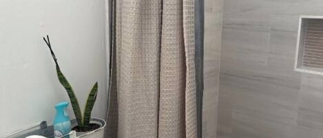 Toallas, jabón, papel de baño