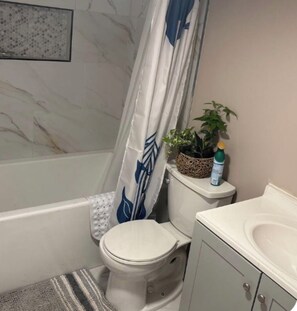 Towels, soap, toilet paper - Cozy and fully furnished (Savannah)