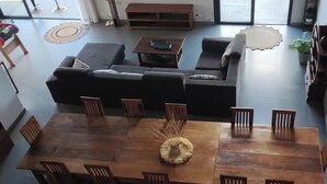 Un comedor con una mesa de madera, sillas y un centro de mesa decorativo.