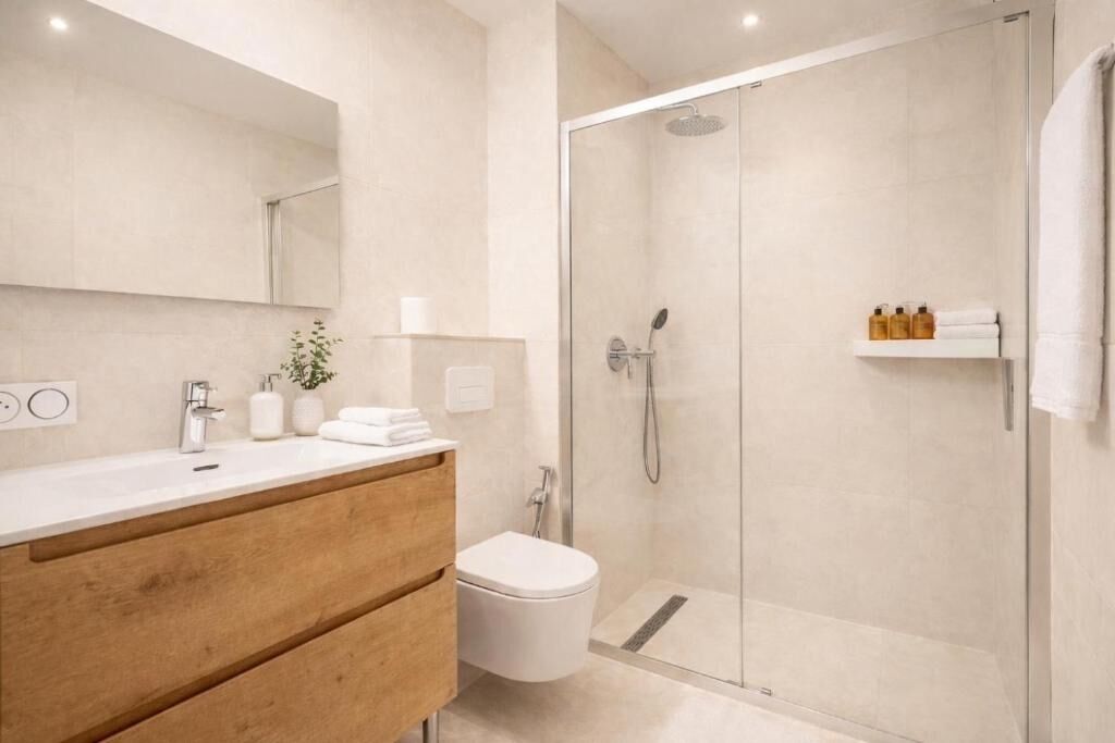 Douche, articles de toilette écologiques, sèche-cheveux, bidet