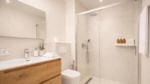 Douche, articles de toilette écologiques, séchoir à cheveux, bidet