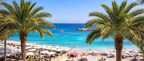 Ubicación cercana a la playa y toallas de playa
