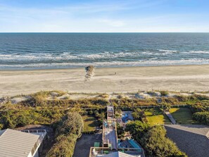 On the beach - 5bd Oceanfront Home w. Charm, Outdoor Bar + Shower (Folly Beach)