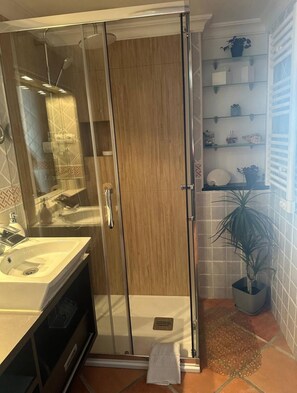 Ducha, secador de pelo, bidé y toallas