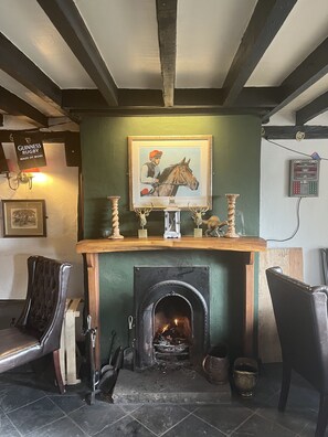 2 bars/lounges - The Punchbowl inn (Dorking)
