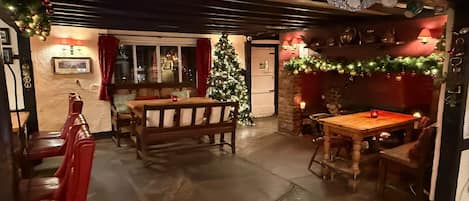 2 bars/lounges