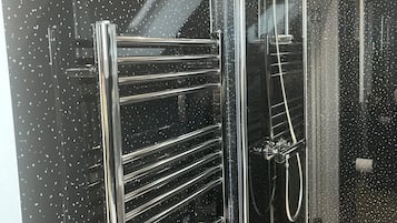Deluxe Double Room, Ensuite | Bathroom | Shower, free toiletries, hair dryer, towels