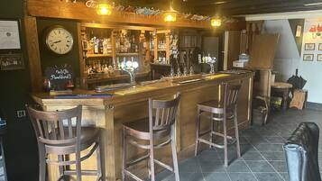 2 bars/lounges