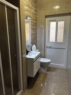 Bathroom - Seafront Stay - Modern Apartment (San Pawl il-Baħar)
