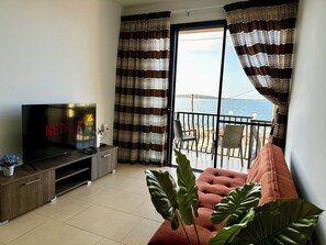 Living area - Seafront Stay - Modern Apartment (San Pawl il-Baħar)