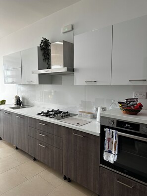 Private kitchen - Seafront Stay - Modern Apartment (San Pawl il-Baħar)