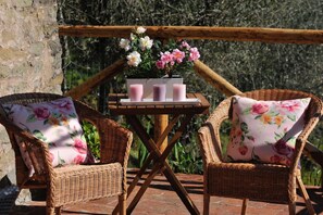 Outdoor dining - L'Oliveta: typical Tuscan farmhouse with a view of Lucca. Private garden and parking lot (Lucca)